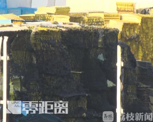 六合一保温材料厂突发大火 浓烟飘到几公里外开云 开云体育平台(图3)