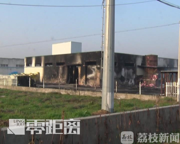 六合一保温材料厂突发大火 浓烟飘到几公里外开云 开云体育平台(图2)
