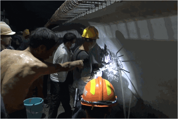 开云体育 开云平台突发！岳阳一工人被卡40多度高温管道内消防员和时间抢人(图6)