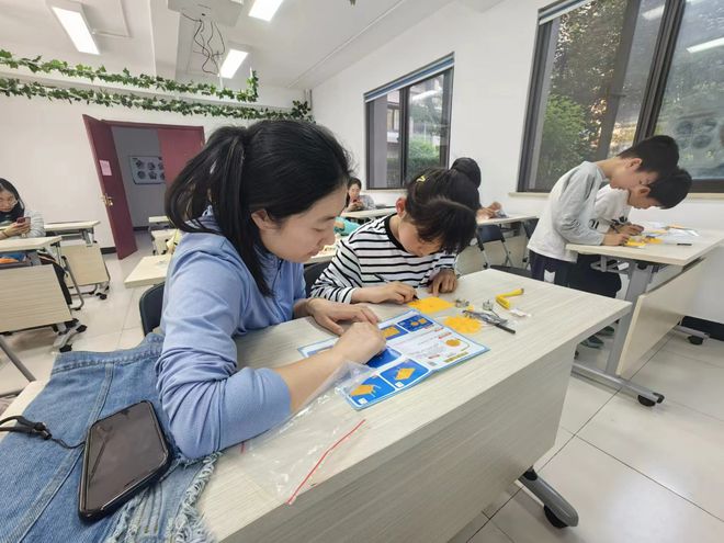 Kaiyun 开云体育香茂社区：“体验科学魅力培养环保意识”压水机DIY活动(图2)