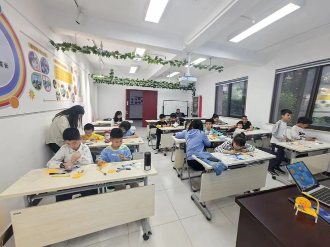 Kaiyun 开云体育香茂社区：“体验科学魅力培养环保意识”压水机DIY活动(图1)
