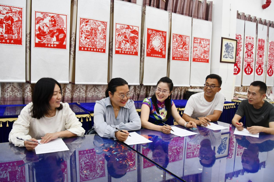 开云 开云体育官网湖南新邵：弘扬非遗文化 “丽娅剪纸”带动创新创业新模式(图1)