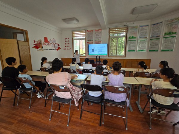 家园开云APP 开云官网入口｜新村街道民主街社区举办玉米皮花朵手工制作活动(图1)