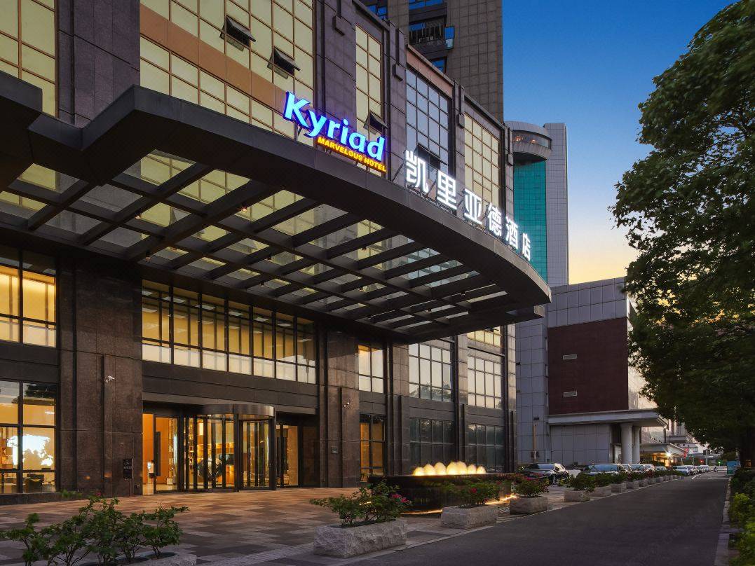 凯里亚德酒店泉州晋江国际机场店 旗开云体育 开云平台舰标杆引领商旅风尚(图1)
